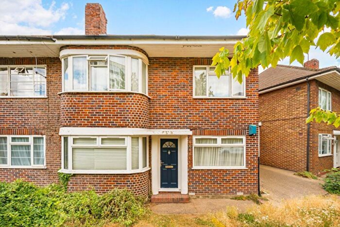 2 Bedroom Maisonette For Sale In Grove Crescent, Kingston Upon Thames, KT1