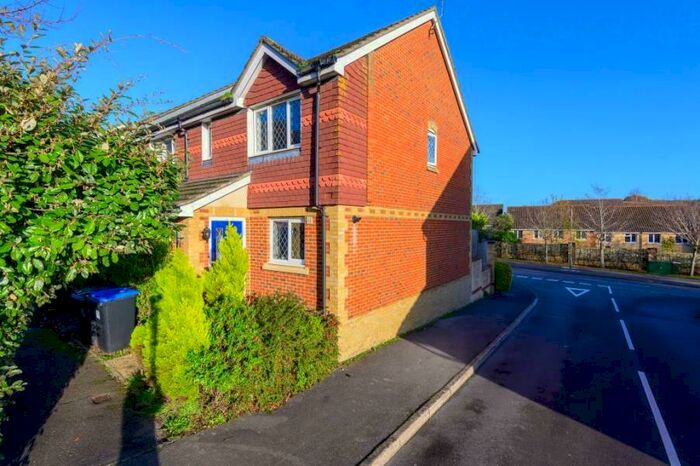 3 Bedroom Terraced House To Rent In Knaphill, GU21