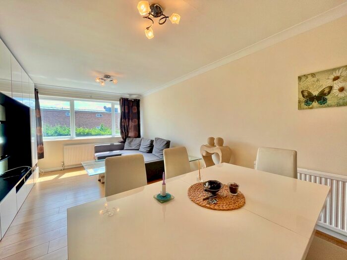 3 Bedroom Flat To Rent In Laburnum Lodge, Hendon Lane, London, N3
