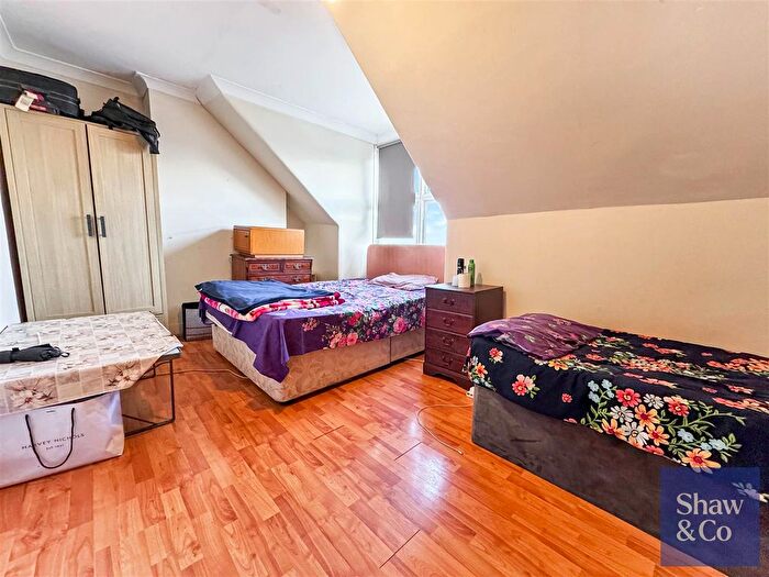 2 Bedroom Flat For Sale In Whitton Road, Whitton, Hounslow, TW3