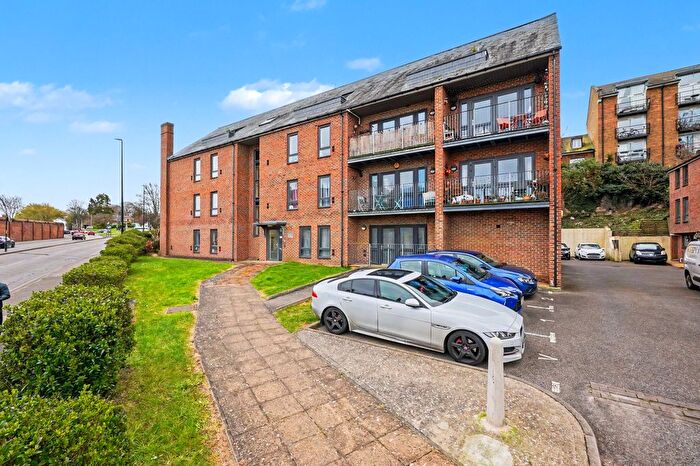 2 Bedroom Flat For Sale In Dock Road, Chatham, ME4