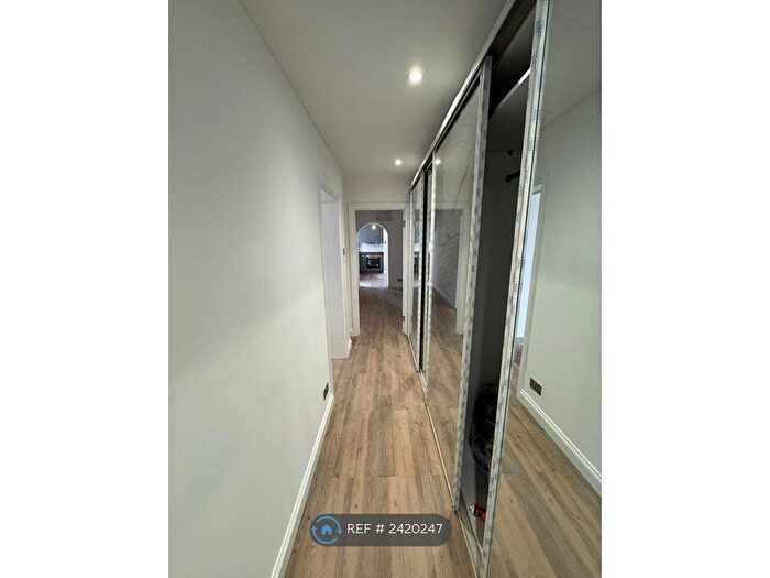 2 Bedroom Flat To Rent In Chiswick High Road, London, W4