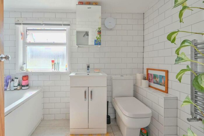 3 Bedroom Semi-Detached House To Rent In Anstey Road, Peckham Rye, London, SE15