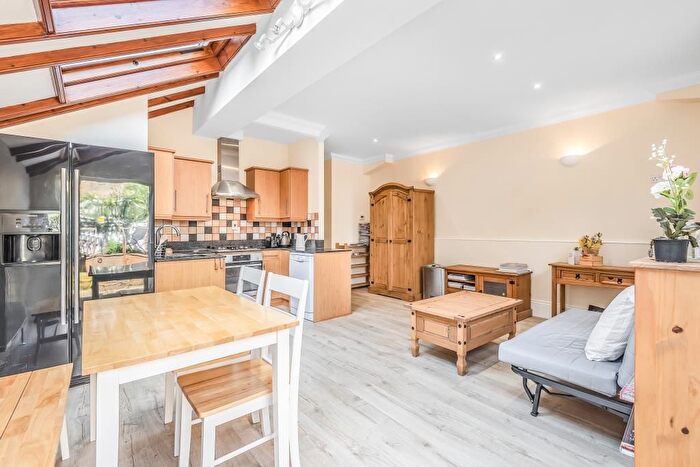 2 Bedroom Flat To Rent In Broughton Road, Fulham, SW6