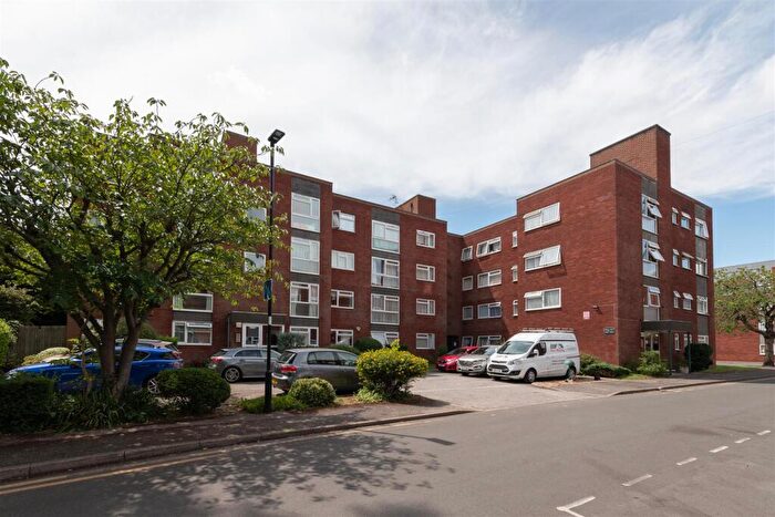 2 Bedroom Flat For Sale In Grange Gardens, London, N14