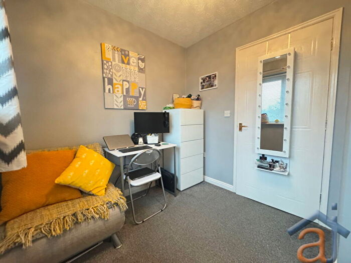2 Bedroom Flat For Sale In Canal View Court, L21