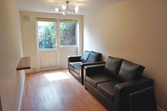 4 Bedroom Apartment To Rent In O'Leary Square, Mile End Road, Stepney Green, E1