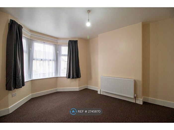 1 Bedroom Flat To Rent In Hickling Road, Ilford, IG1