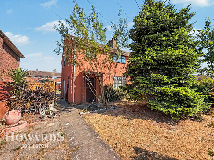 4 Bedroom Semi-Detached House For Sale In New College Close, Great Yarmouth, NR31