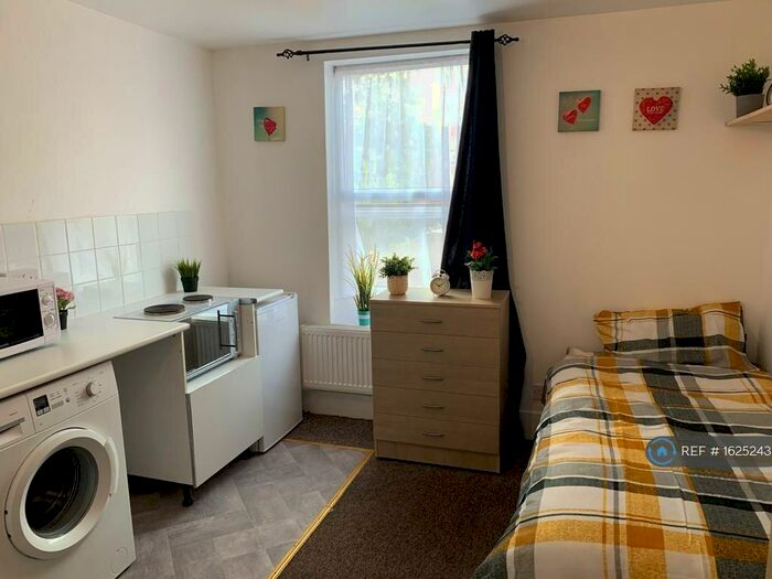 Studio To Rent In St. Pauls Road, London, N17