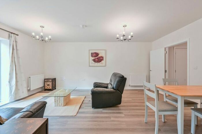 3 Bedroom Flat To Rent In Springfield Drive, Tooting Bec, London, SW17