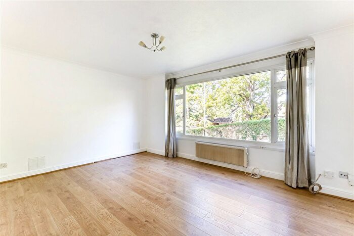 2 Bedroom Flat To Rent In Princes Road, Weybridge, Surrey, KT13