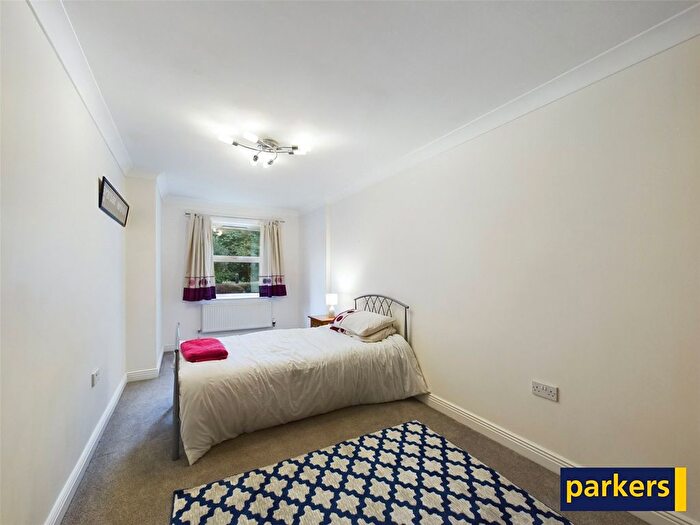 2 Bedroom Flat For Sale In Carmelite Drive, Reading, Berkshire, RG30