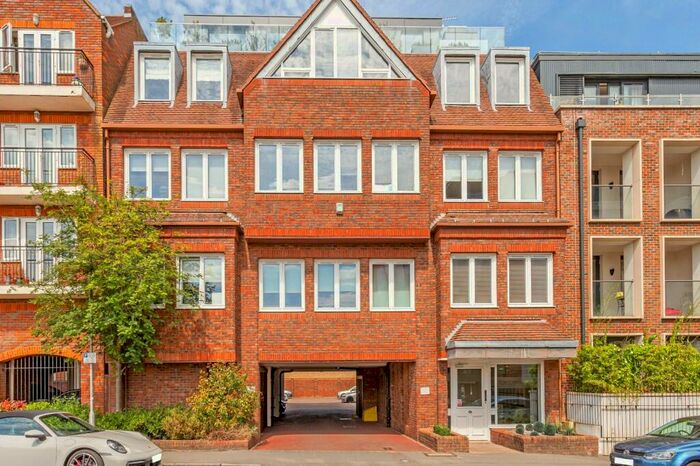 2 Bedroom Penthouse To Rent In Station Road, Gerrards Cross, SL9