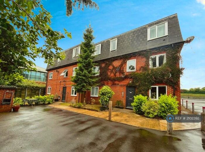 1 Bedroom Flat To Rent In Poyle Road, Slough, SL3