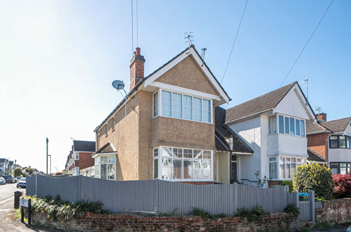 2 Bedroom Maisonette For Sale In Newlands Avenue, Shirley, Southampton, Hampshire, SO15