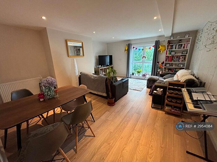 2 Bedroom Flat To Rent In Moorland Hall, Leeds, LS3