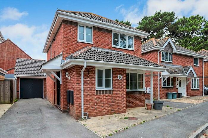 3 Bedroom Detached House To Rent In Glen Close, Barton On Sea, Hampshire., BH25