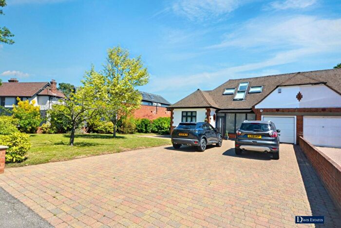 5 Bedroom Chalet For Sale In Harrow Drive, Hornchurch, RM11