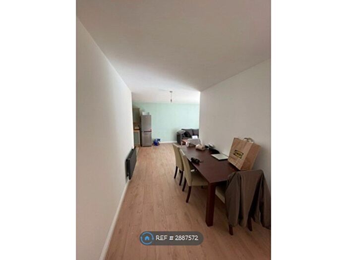 3 Bedroom Flat To Rent In Richmond Court, Salford, M3
