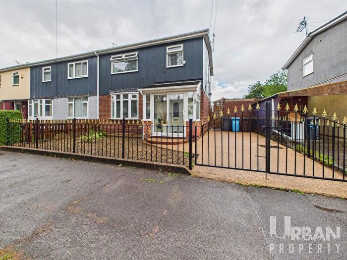 3 Bedroom Semi-Detached House For Sale In Holm Garth Drive, Hull, HU8