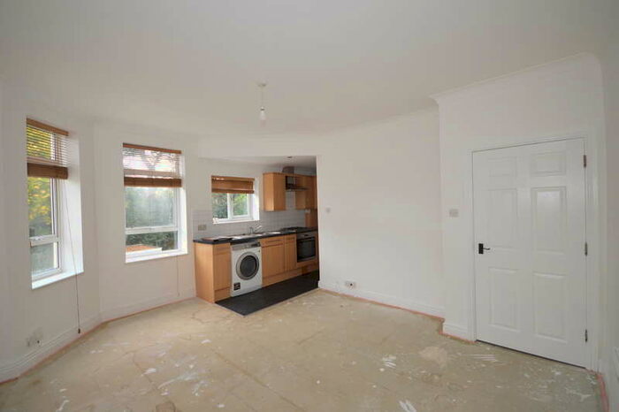 2 Bedroom Flat To Rent In Rushton Crescent, Bournemouth, BH3