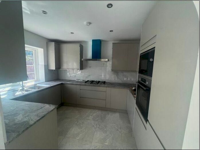 4 Bedroom Detached House To Rent In Slough, Berkshire, SL1