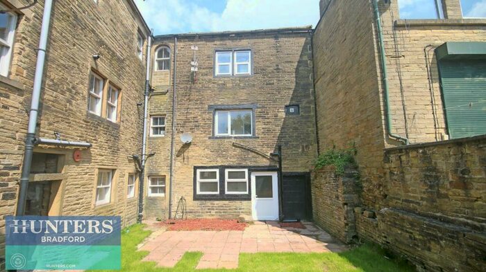 3 Bedroom Town House To Rent In Market Street, Thornton, Bradford, West Yorkshire, BD13
