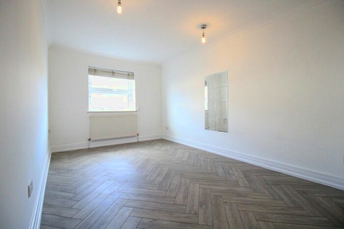 Studio To Rent In Bethnal Green Road, London, E2