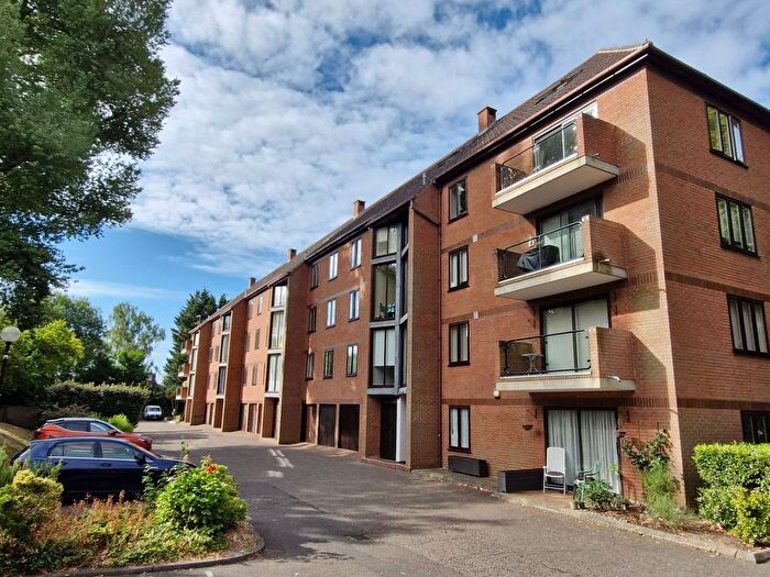 2 Bedroom Flat To Rent In Winslow Close, Pinner, HA5