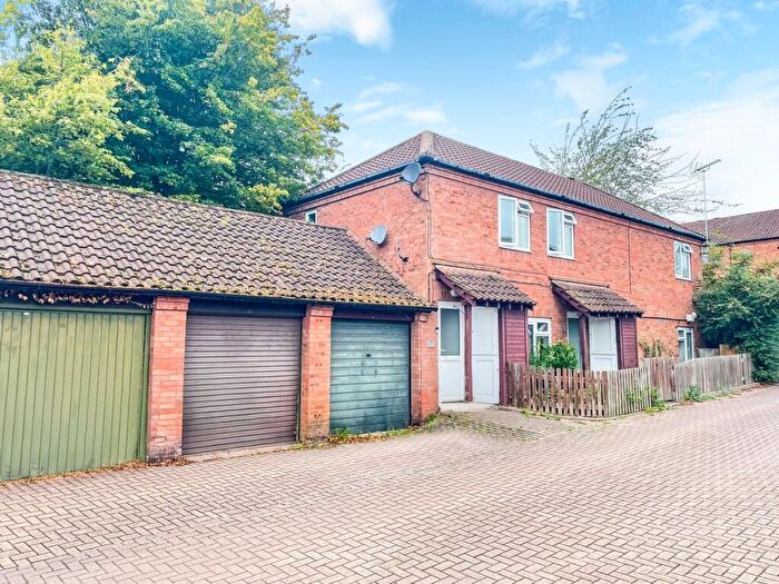 2 Bedroom Maisonette For Sale In Bowyers Mews, Neath Hill, Milton Keynes, MK14