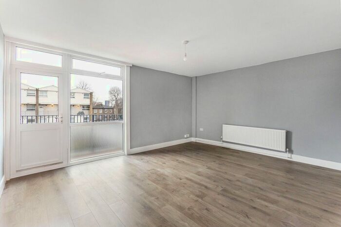 3 Bedroom Flat To Rent In Kingsgate Estate, Tottenham Road, London, N1
