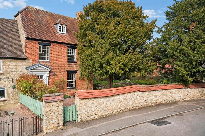 3 Bedroom Semi Detached House For Sale In Vicarage Road, Bradwell Village, Milton Keynes, MK13