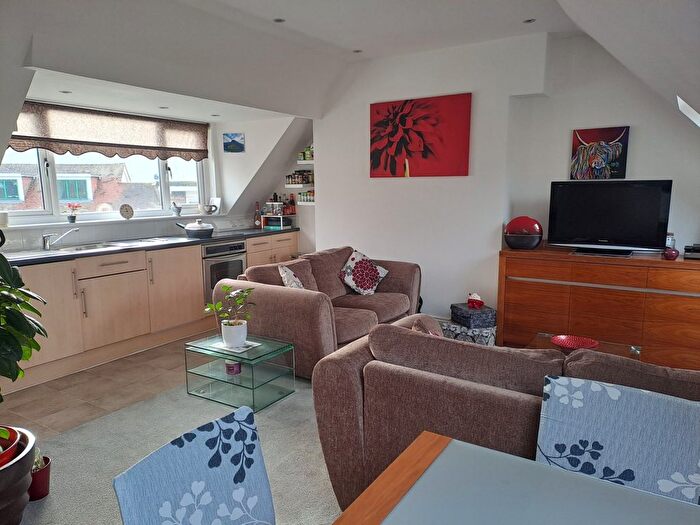 1 Bedroom Flat For Sale In West Byfleet, Surrey, KT14