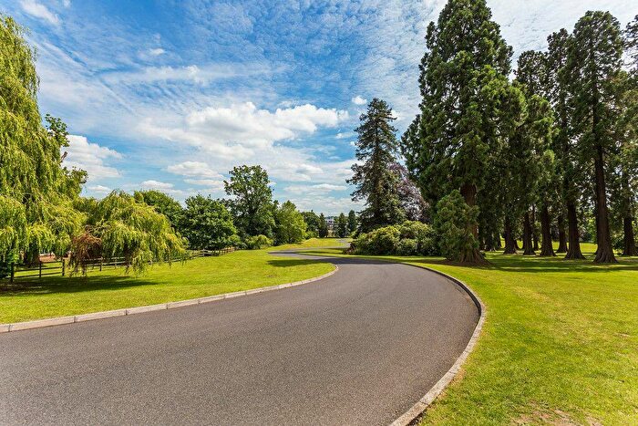 1 Bedroom Apartment For Sale In Royal Earlswood Park, Redhill, RH1