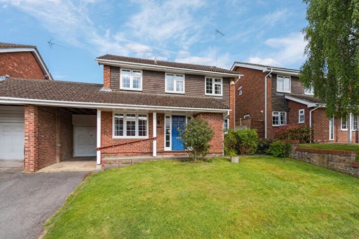 4 Bedroom Link Detached House For Sale In Deanacre Close, Chalfont St. Peter, Buckinghamshire, SL9
