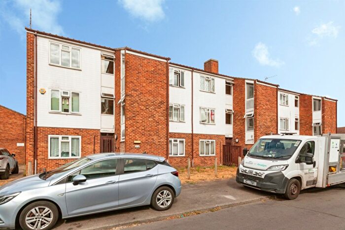 1 Bedroom Flat For Sale In Fox Road, Slough, SL3
