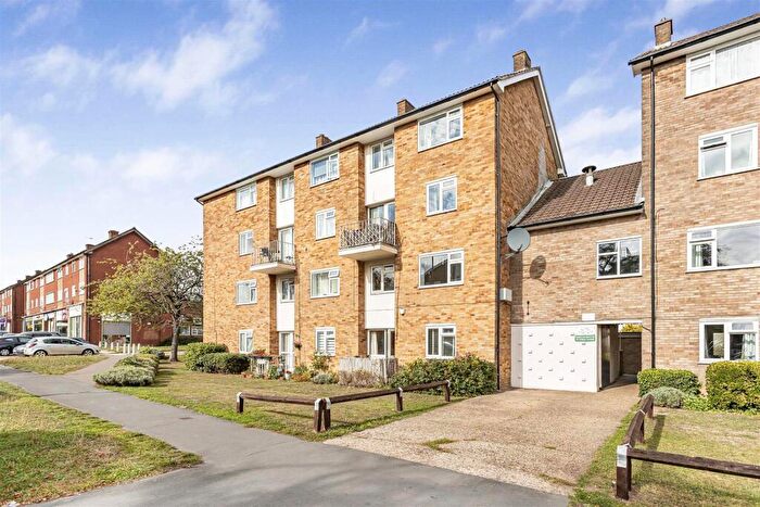 2 Bedroom Flat For Sale In The Ridgeway, St. Albans, AL4