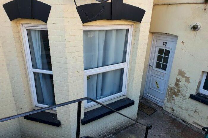 2 Bedroom Flat To Rent In Crescent Road, Margate, CT9