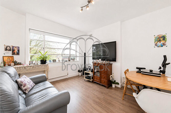 2 Bedroom Apartment To Rent In Denison Close, London, N2