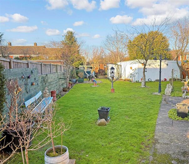3 Bedroom Semi-Detached House For Sale In Arnold Avenue, Meopham, Kent, DA13