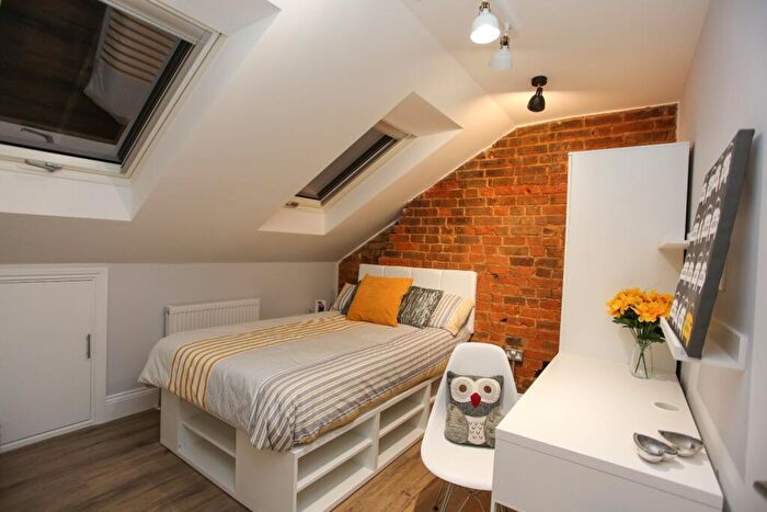 Studio To Rent In Room, Flat A, King Street, Luton, Bedfordshire, LU1