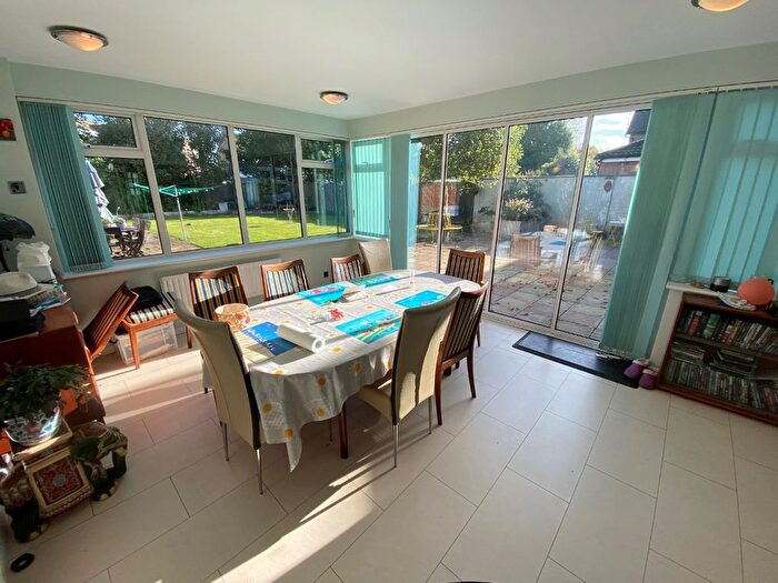 5 Bedroom Detached House For Sale In Priory Road, Dunstable, LU5