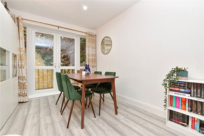 3 Bedroom Town House For Sale In Oakmont Close, Kenley, Surrey, CR8