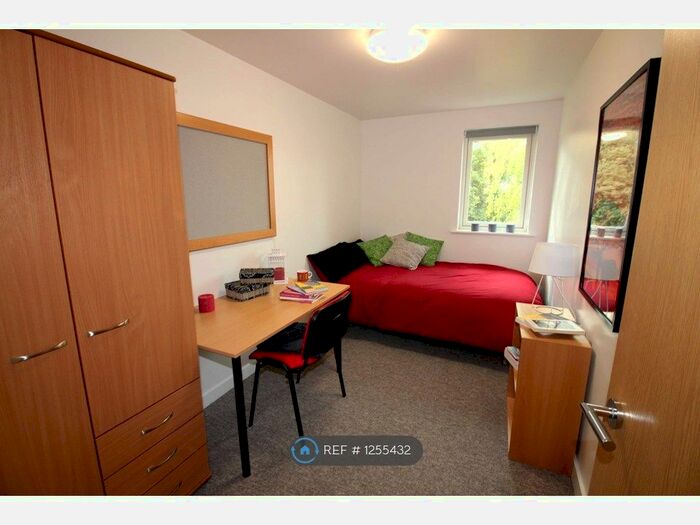 6 Bedroom Flat To Rent In Arwen Lodge, Winchester SO22