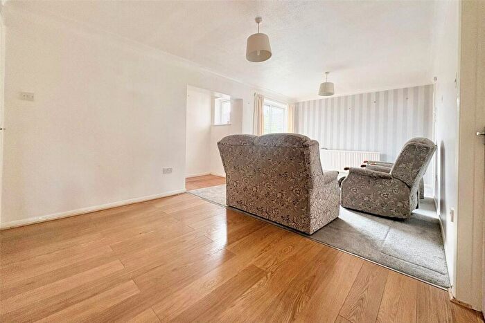 2 Bedroom Flat For Sale In Cherry Tree Close, Farnham, Surrey, GU9