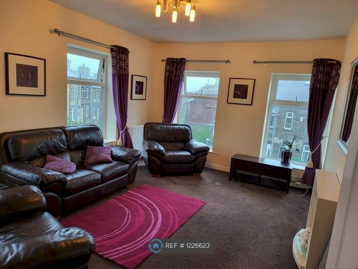 2 Bedroom Flat To Rent In Grove Road, Heckmondwike, WF16