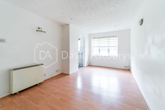 2 Bedroom Flat To Rent In Medesenge Way, Palmers Green, London, N13