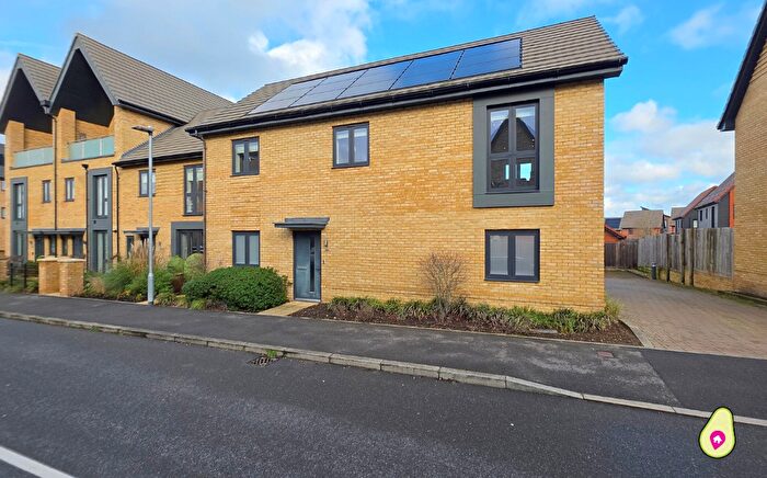 2 Bedroom Coach House For Sale In Goodwood Crescent, Crowthorne, Berkshire, RG45