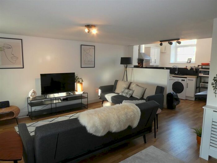 2 Bedroom Flat To Rent In St. Thomas, Swansea, SA1